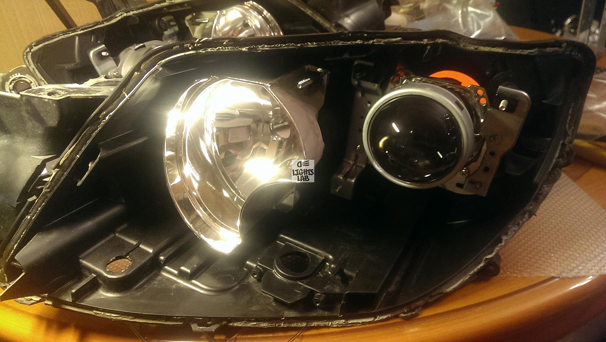 Тюнинг фар Mitsubishi Outlander замена линз на Hella 3 покраска фар внутри