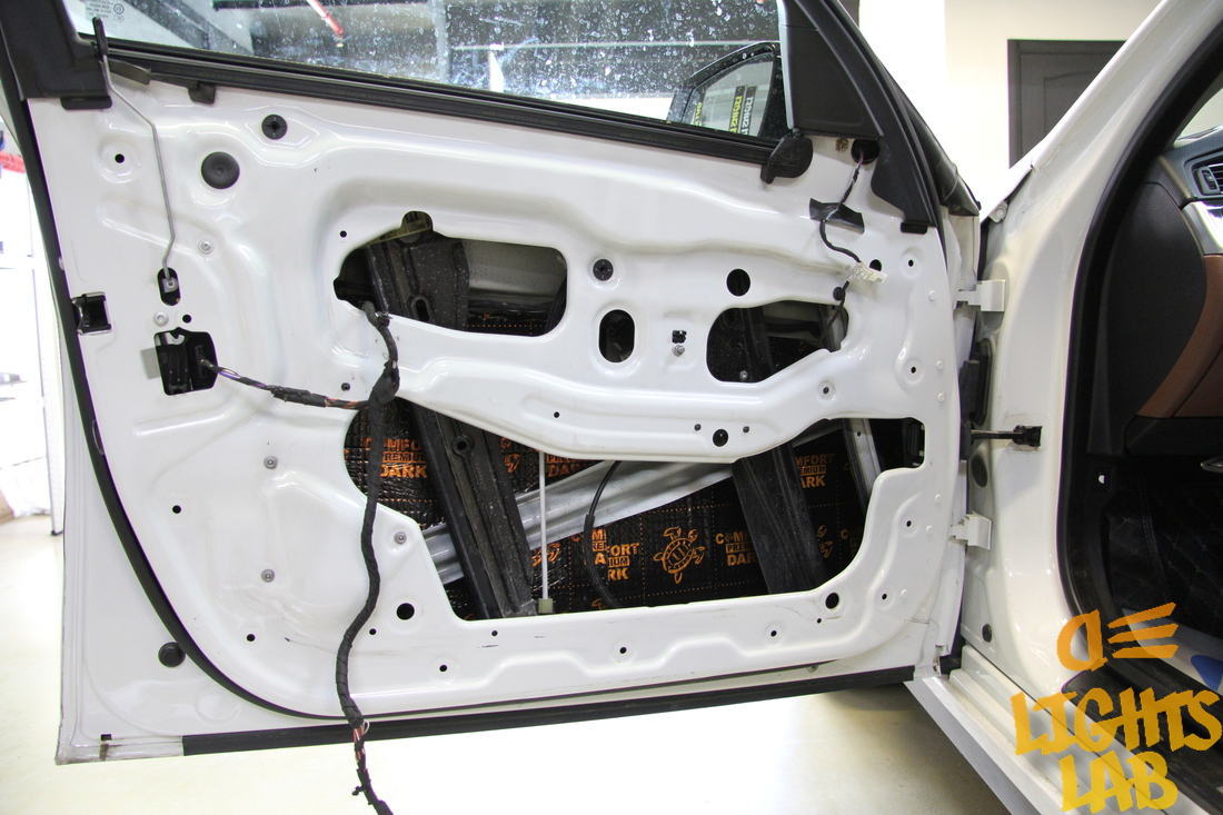 BMW 5 Touring F11 шумоизоляция дверей пола и арок
