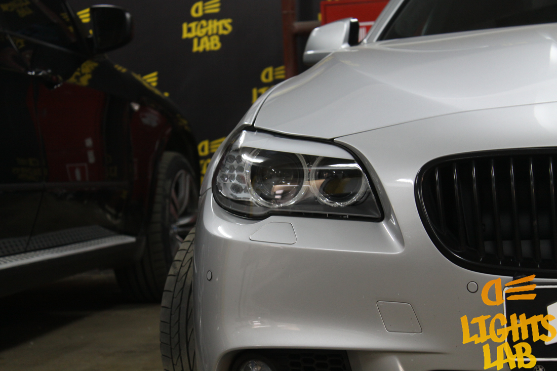 BMW F10 — замена стекол фар на новые